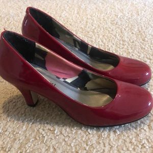 Red pumps, size 8